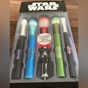 Final price drop! - Star Wars Makeup Brush Set